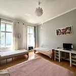 Fair Enough City Center Apt